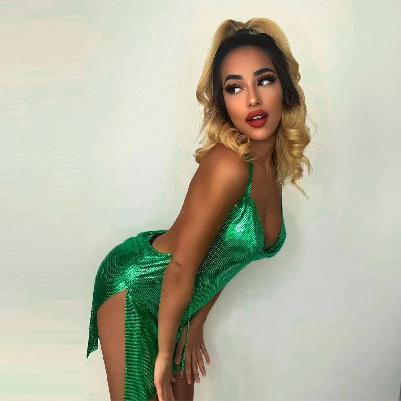 Vestido corto elegante de mujer sexy y a la moda con cuello colgante sin espalda con lentejuelas en el pecho para fiesta o baile